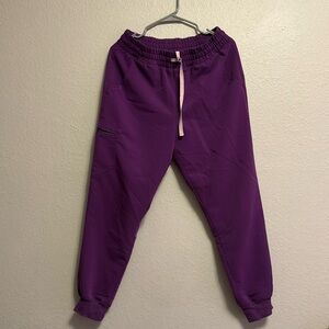 Figs Zamora jogger in Magic purple.